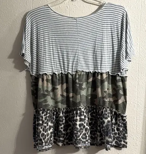 Perfect Details Gray and White Ruffled Short Sleeve Tunic Size L