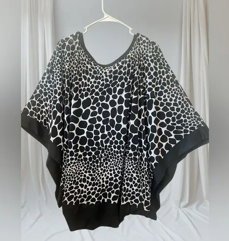 Chic Black and White Blouse with Modern Elegance Size 14