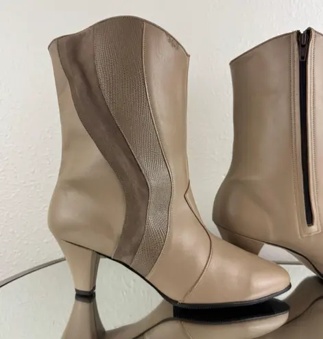 Hill & Dale Vintage 1970s Designer Tan Beige Leather Swirl Low Heel Ankle Boots