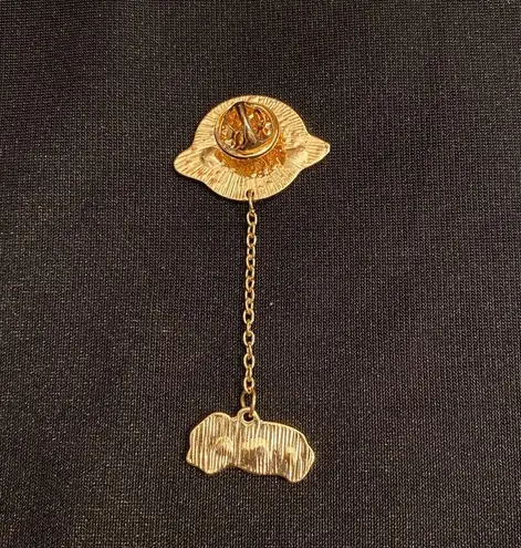 Space Polar Bear takes a celestial trip on this enamel pin/magnet 3FER Blue