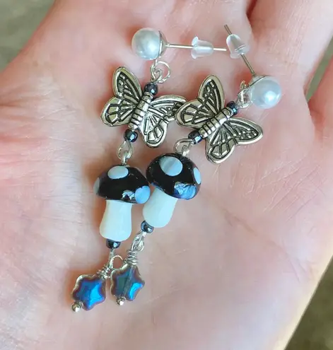 Handmade Kawaii y2k boho black&white lampwork glass mushroom butterfly star dangle earrings🍄🦋