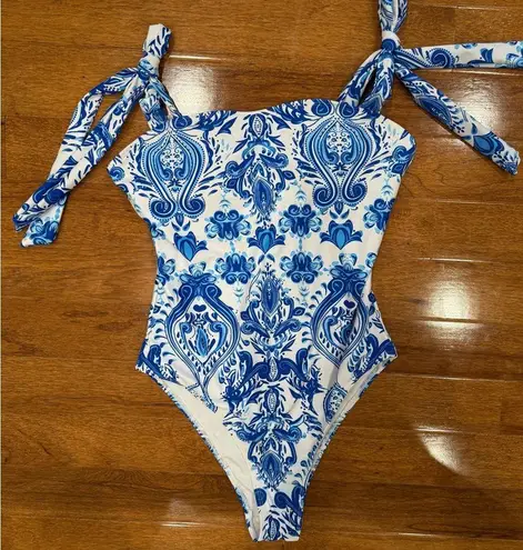 NWOT Blue & White Chinoiserie Tie