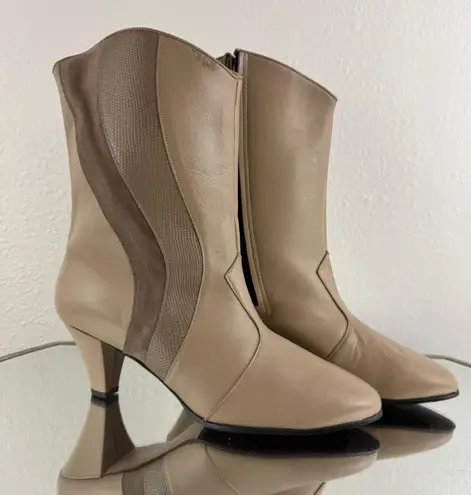 Hill & Dale Vintage 1970s Designer Tan Beige Leather Swirl Low Heel Ankle Boots