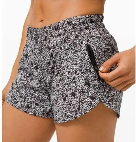 Lululemon  tracker shorts black patterned 4