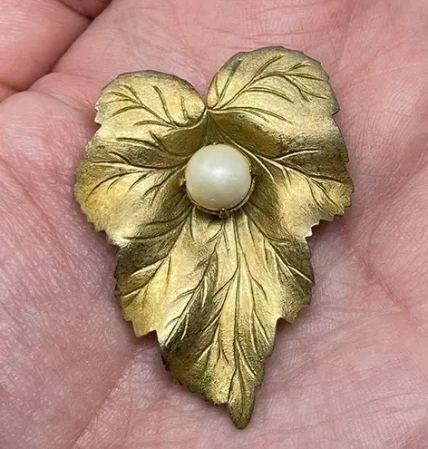 Sarah Coventry Vintage Gold Tone Leaf Faux Pearl Brooch Pin Classy Designer Fall