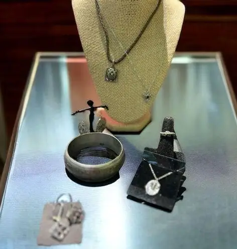 7 Piece Silver Tone Jewelry Lot Happy Bee Necklace Audrey Alligator Ring Bracele