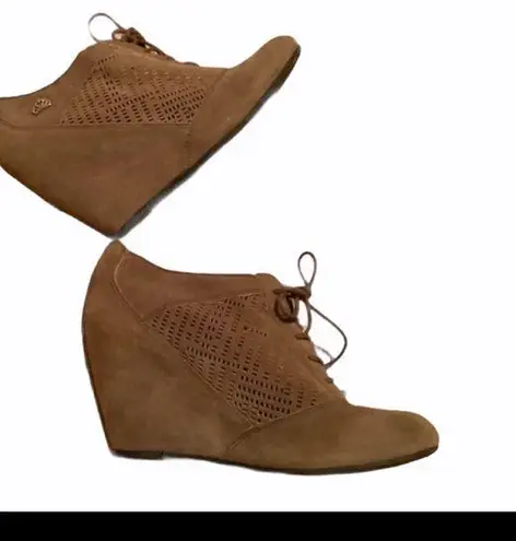 Fergalicious womens brown suede ankle booties size 9 lace up wedge booties