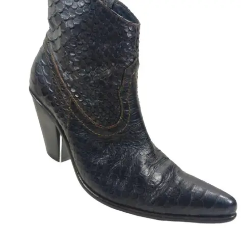 FS2127 GUC $369 Donna Piu Snake Embossed Boots size 37 US 7 Black