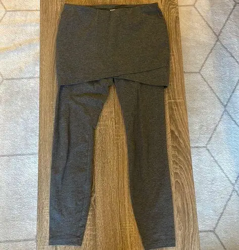 CAbi EUC  XS Grey Tennis Skirt‎ with Built in Leggings