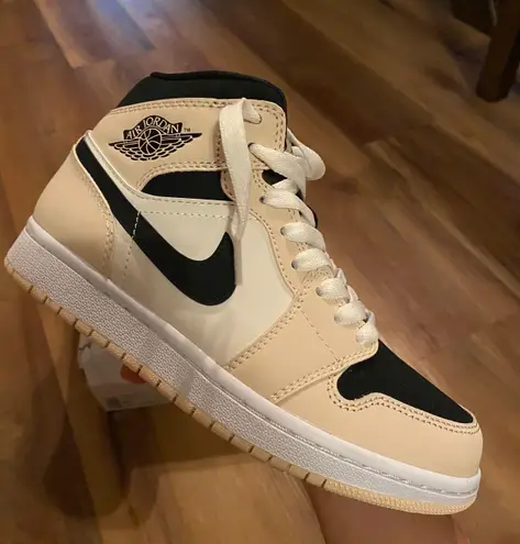 Nike Air Jordan 1 Mid Tan Size 6