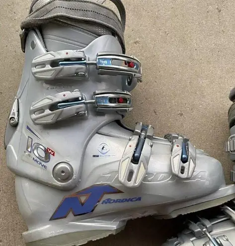 Nordica 10W Easy Move Skiing Ski Boots Women’s Sz 9/9.5 US Size Silver Gray Blue
