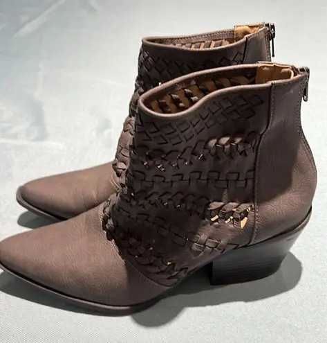 Seven Dials lattice woven Ankle Boots Size 8 B49