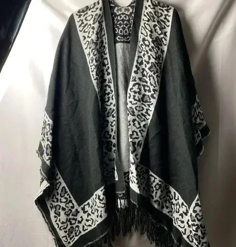 UNBRANDED WOMENS ONE SIZE FITES MOST OVERSIZED WRAP BLACK WITH GRAY ANIMAL PRINT