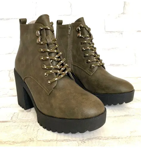 NWT Seven7 Footwear Olive Green Flatiron Platform Ankle Lace Up Boot Sz 8