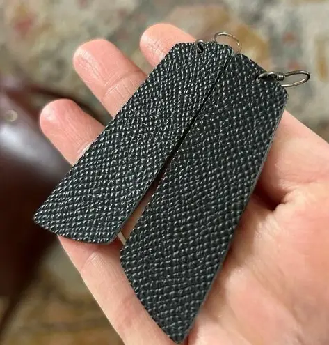 Nickel & Suede Flint Gem Lightweight Leather Earrings Unicorn EUC Black Textured