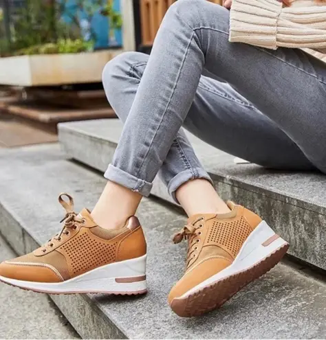 VISCOZZY Women's Brown White High Heel Wedge Sneakers Never Been Worn Size 5.5 Tan