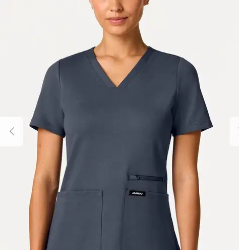 Jaanuu  slim fit 3-pocket scrub top NWT Size L