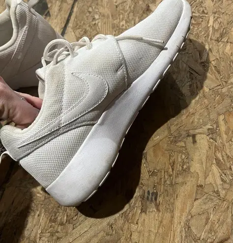 Nike  roshes white size 5