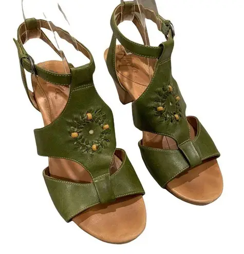 Naya Timpas Green Leather Beaded T