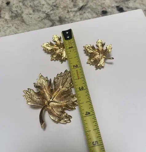 Signed Avon Matching Jewelry Set Gold Tone Brooch & Clip On Earrings