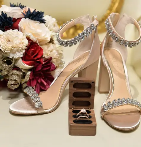 Badgley Mischka Jewel Champagne Heels 6.5