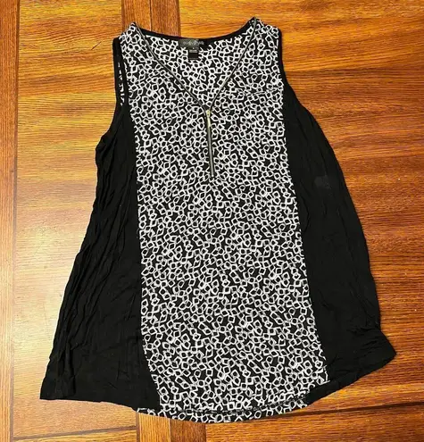 August Silk Zipper Front Geometric Black & White Tank Size Medium Lightweight