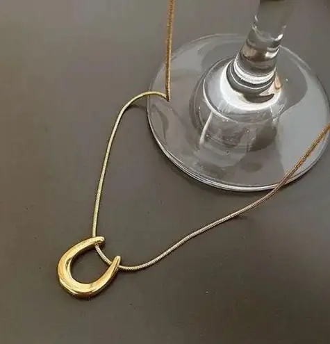 18k Gold Polished High Quality U Shaped Necklace
