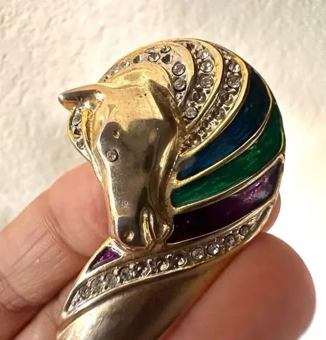 Vintage gold tone enamel pointed horse head brooch