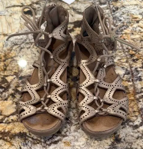 Earth Tan Sandals Comfortable Casual Design Size 8