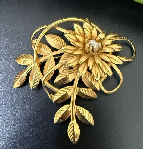 Vintage Unsigned Gold Tone Textured Flower Sprays Faux Pearl Brooch Pin 7g.