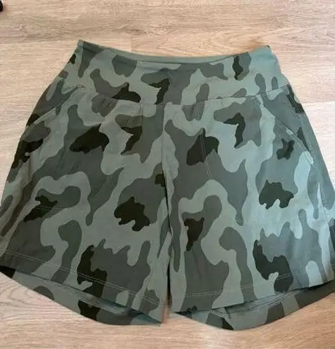 Mountain Hardwear  Camo High Rise Shorts Stretchy Sz Small