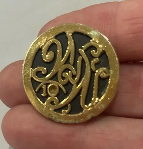 Vintage Weight Watchers pin gold tone with black enamel 1" diameter