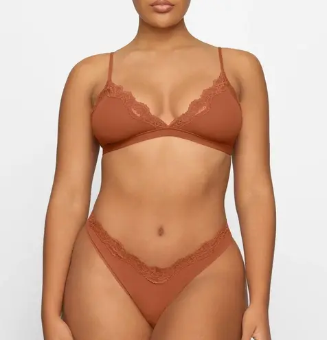 SKIMS NTW/ FITS EVERYBODY LACE TRIANGLE BRALETTE, Color bronze tan.
