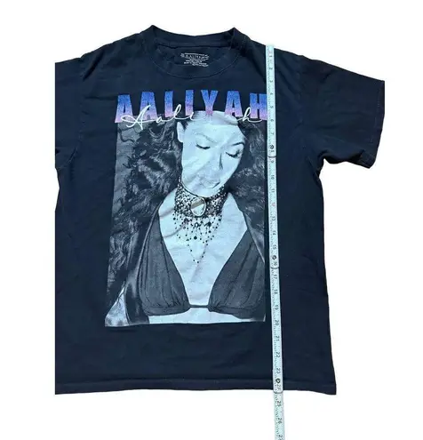 Aaliyah graphic tee shirt women’s sz M Black Size M