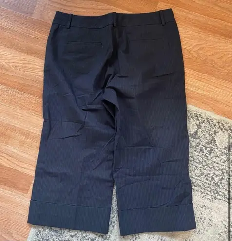 Tahari Size 8 Pinstripe Capri Pants
