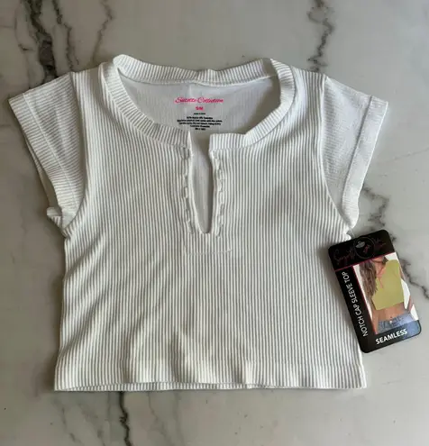 Seamless White Notch Cap Sleeve Shirt