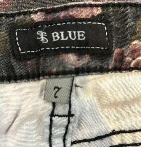 sts blue 💰💰$5.00 item when you bundle💰💰STS rose pattern jeans, size 7