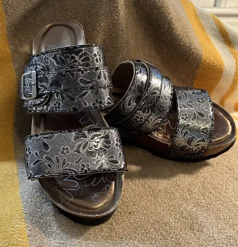 Muk Luks | Emery Wedge Sandal Womens 8 Metallic Silver Floral Cork Slip On