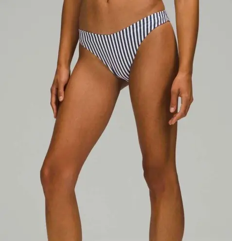 Lululemon Seersucker Skimpy Mid Rise Bottom NWT Size XL (Stripped White Blue)