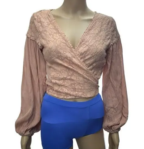 Gimmicks by BKE NWD Gimmick Pink Floral Wrap Top Size Small Ballon Sleeves Guazey