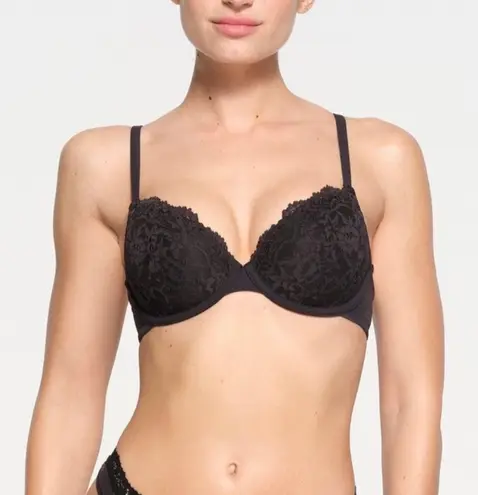 SKIMS NWT Fits Everybody Lace T-Shirt Bra