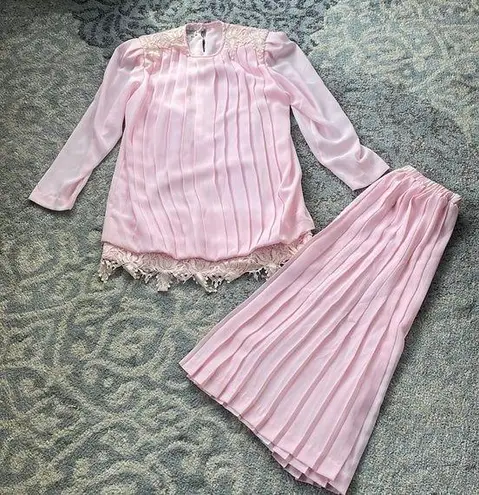 Liz Roberts Vintage Two Piece Lace & Pleated Skirt Set Light Pink 10