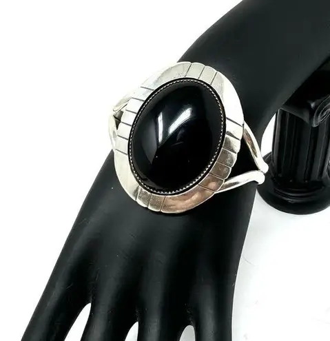 E YAZZIE Navajo sterling silver, onyx cuff bracelet, 47.2g Silver