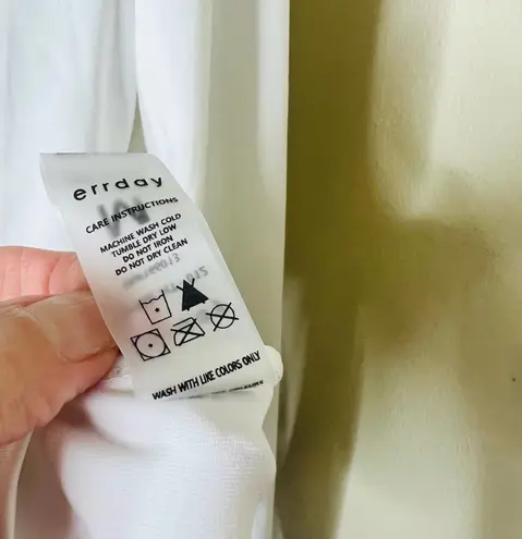 Errday NWT Performance Crop Top MEDIUM Womens White Crewneck Casual Athletic Gym