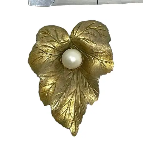 Sarah Coventry Vintage Gold Tone Leaf Faux Pearl Brooch Pin Classy Designer Fall