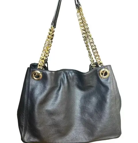 Mario Valentino Valentino By Vera signature leather shoulder bag.