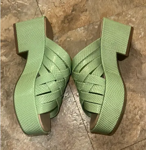 Katy Perry Criss Cross Platform Sandals - The Busy Bee - Size 8.5 - NWOT