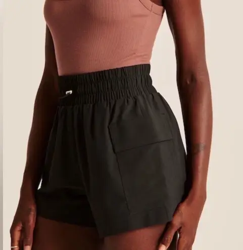 Abercrombie & Fitch BNWOt Abercrombie black women’s high waisted traveler shorts