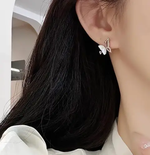 Embark on a whimsical journey with our Pairs Fairy Style Sweet Start Earrings. Gray