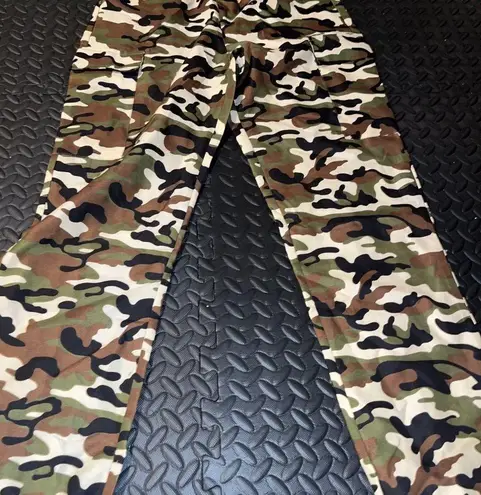 Pretty Little Thing  camo pants size 0